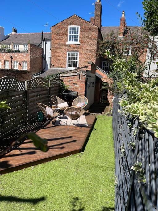 Вилла 18Th Century Townhouse In Chester City Centre Экстерьер фото